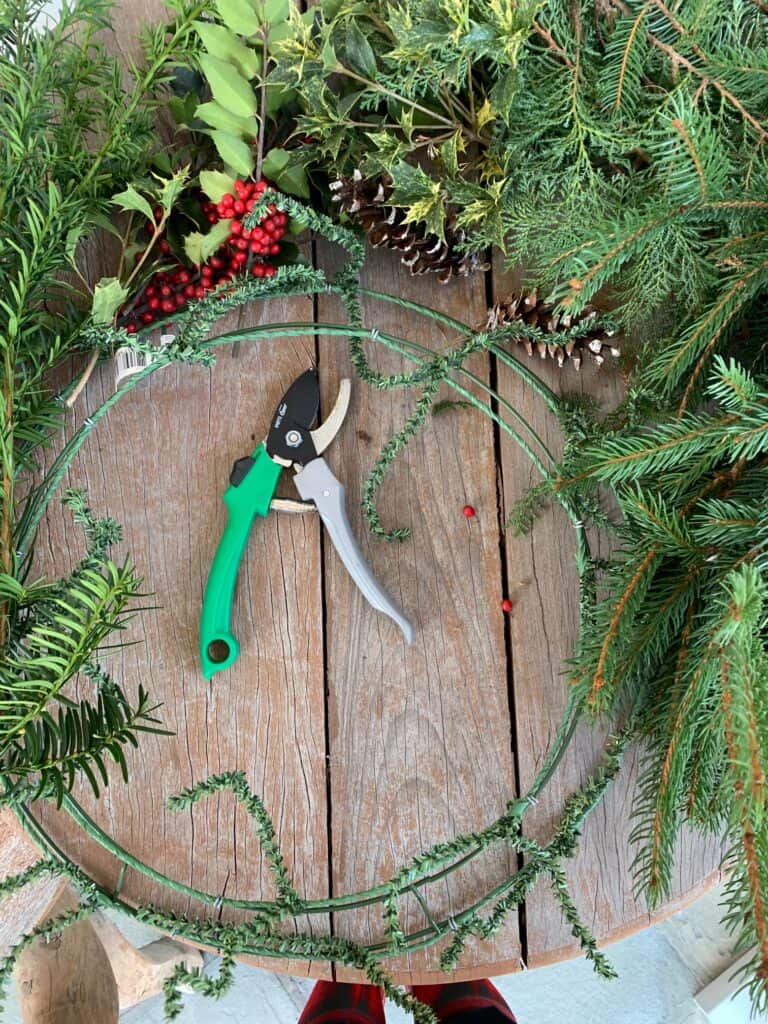 how to make a holiday wreath