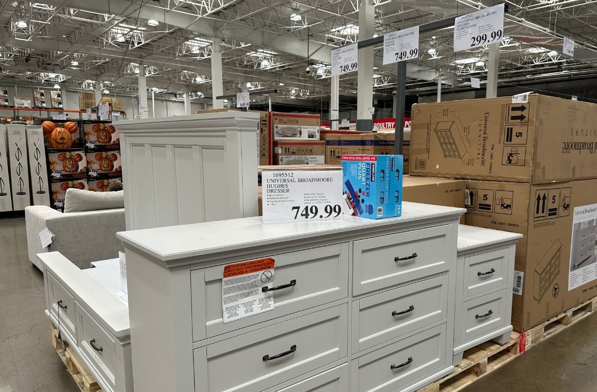Universal Broadmoore Furniture 8 Drawer Chest, White, Cedar-Lined Bottom  Drawer - New - Roller Auctions, image size:1200x788